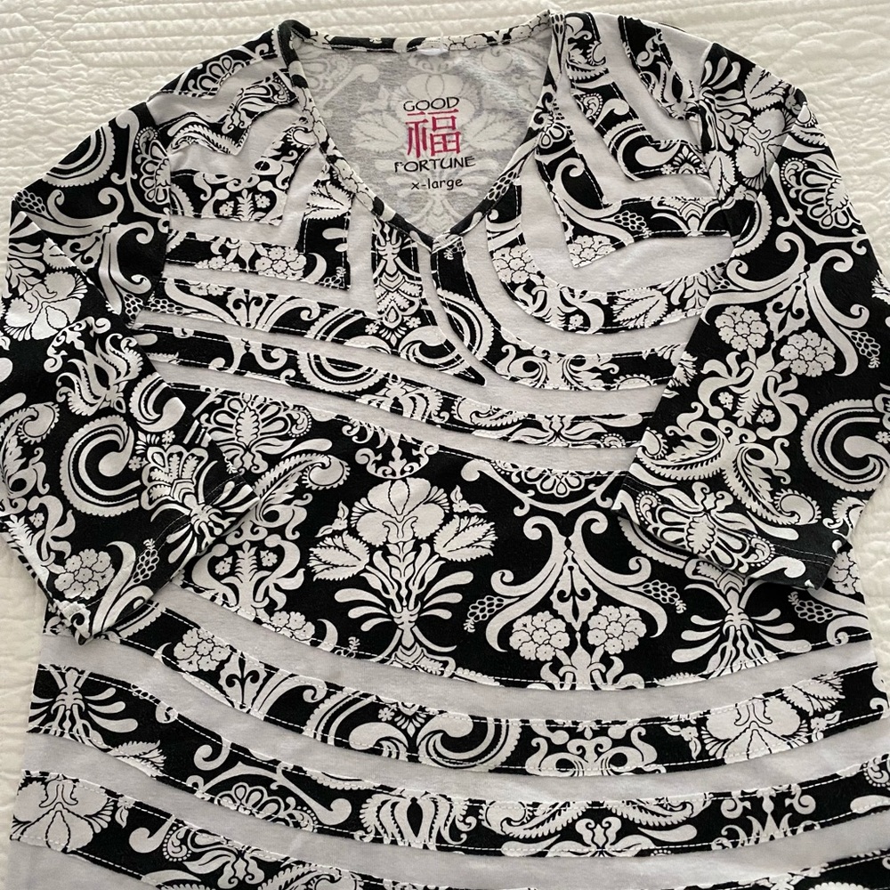 Interesting Good Fortune Black/White Appliqued Knit Top Sz XL